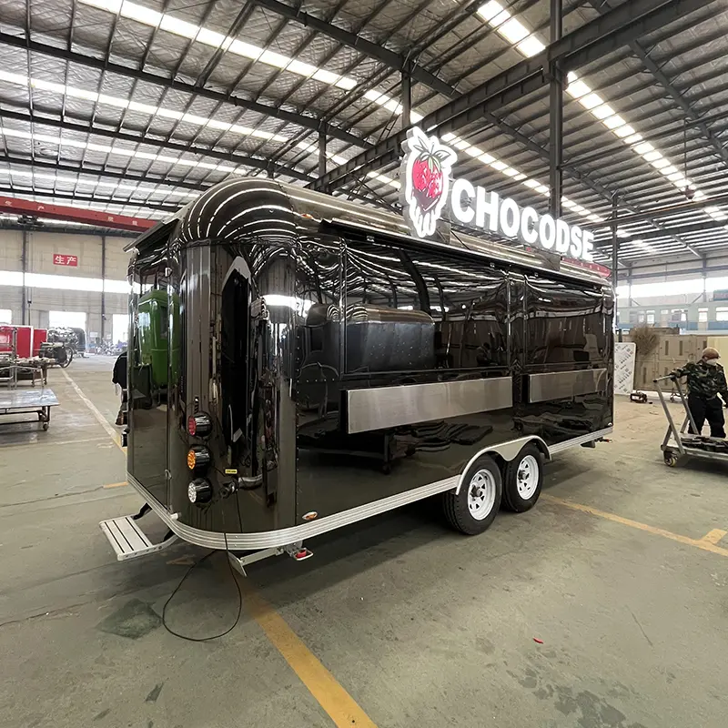 Matt fekete Airstream trailer