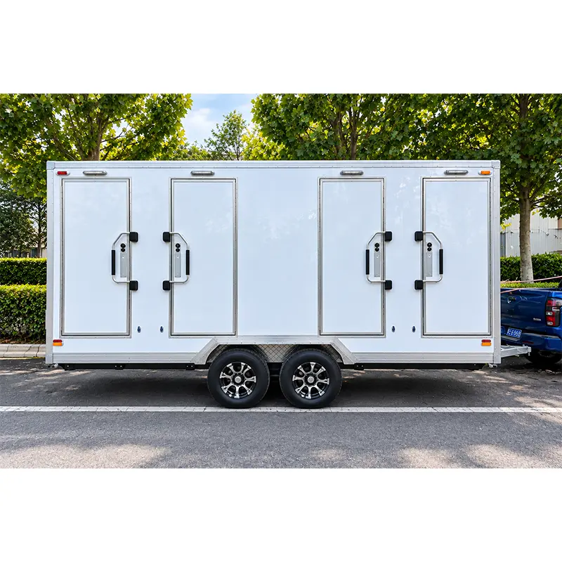 Több kabinos mobil zuhany utánfutó